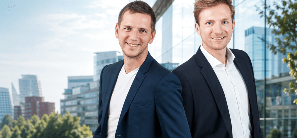 Die immobye Makler vor moderner Architektur